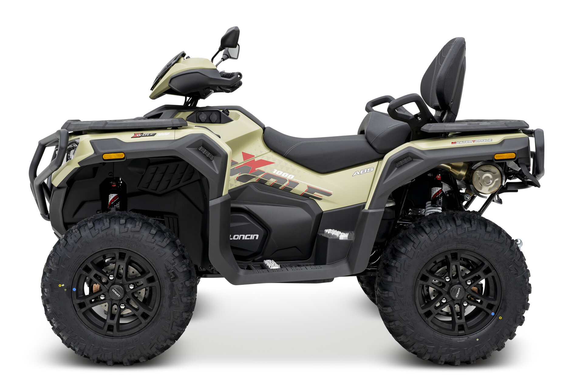 Loncin XWolf 1000 ATV in Sand von der linken Seite im Studio