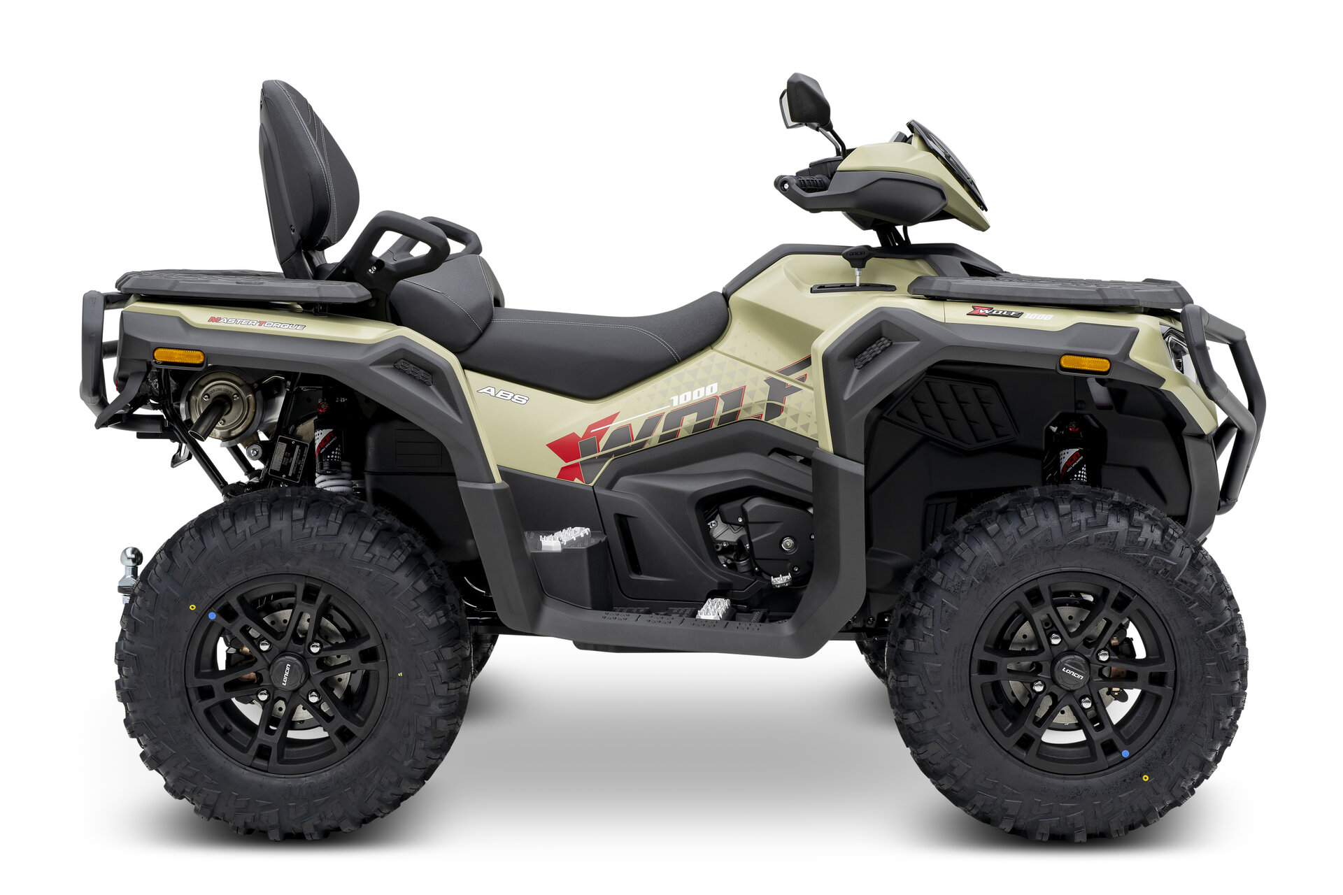 Loncin XWolf 1000 ATV in Sand von der rechten Seite im Studio