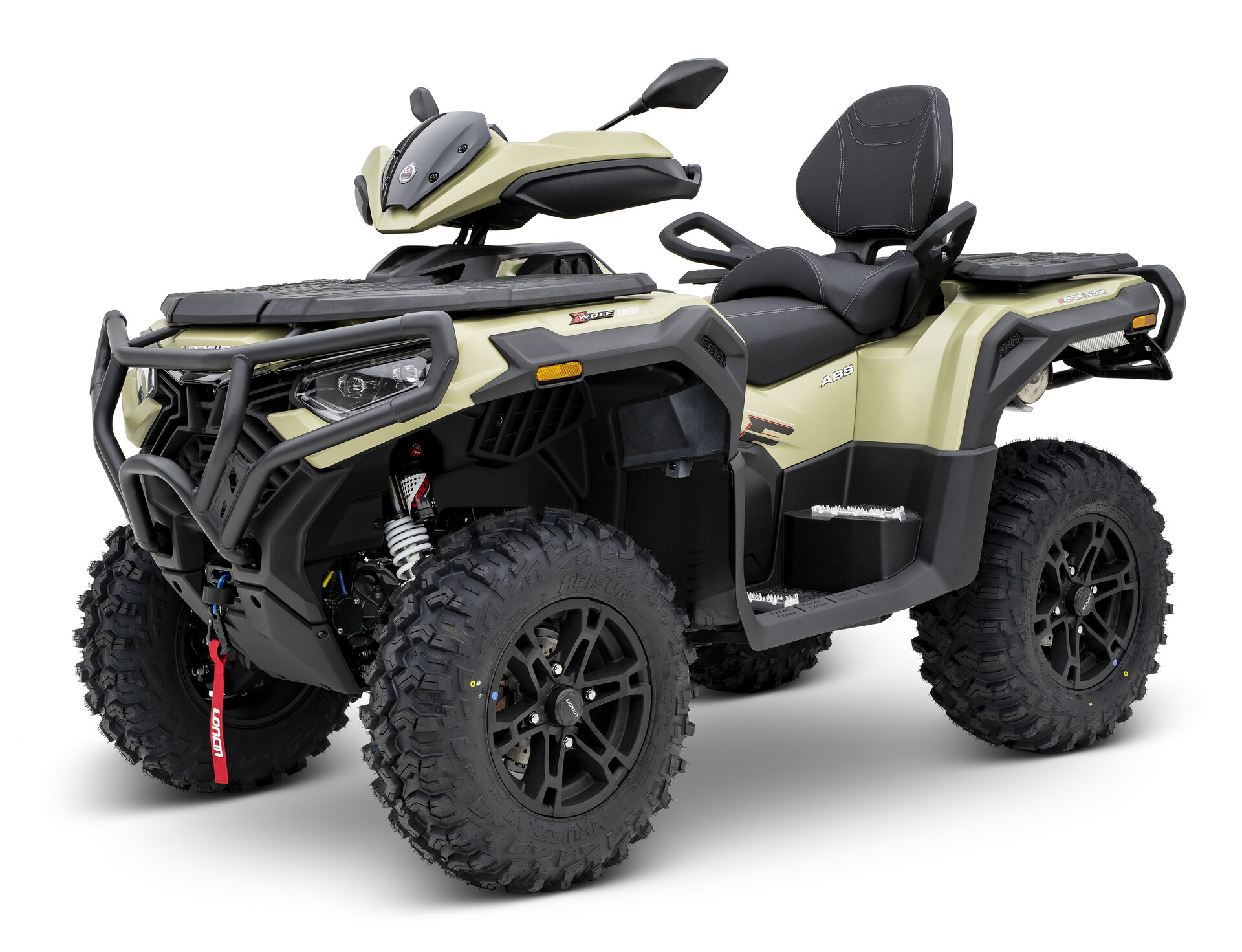 Loncin XWolf 1000 ATV in Sand schräg von vorne links im Studio